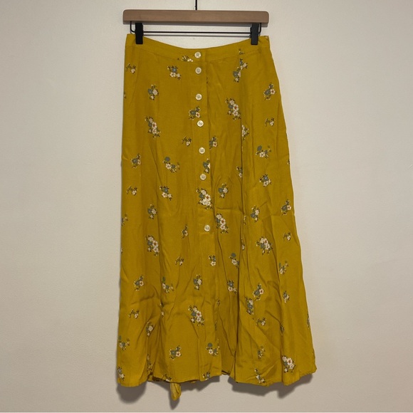 GAP Dresses & Skirts - Gap Beautiful mid-length floral size 6 skirt with front buttons